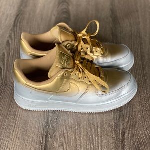 Nike Air Force 1 Metallic Platinum/Gold Size 9.5